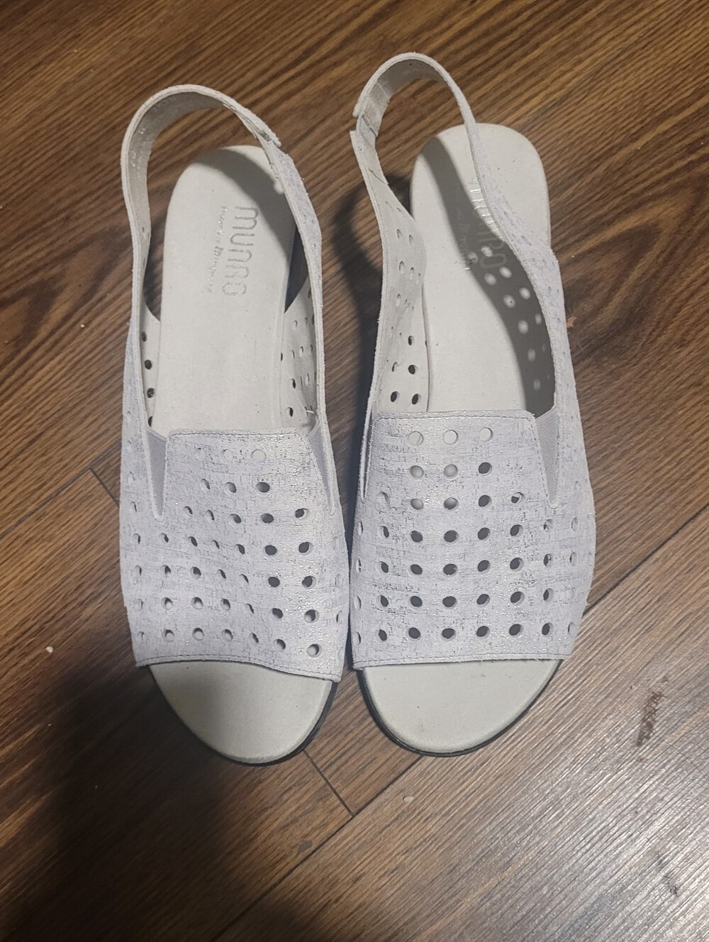 NEW MUNRO LIGHT GRAY PERFORATED SHOES